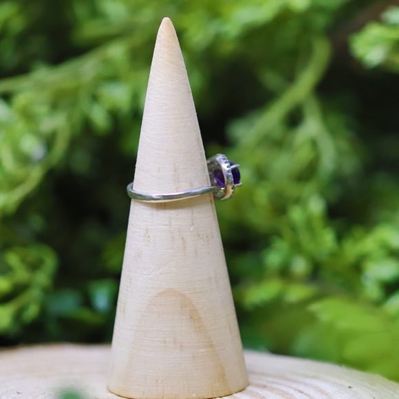 Vintage Amethyst Ring w/ White Topaz Accents - Picture 3 of 3